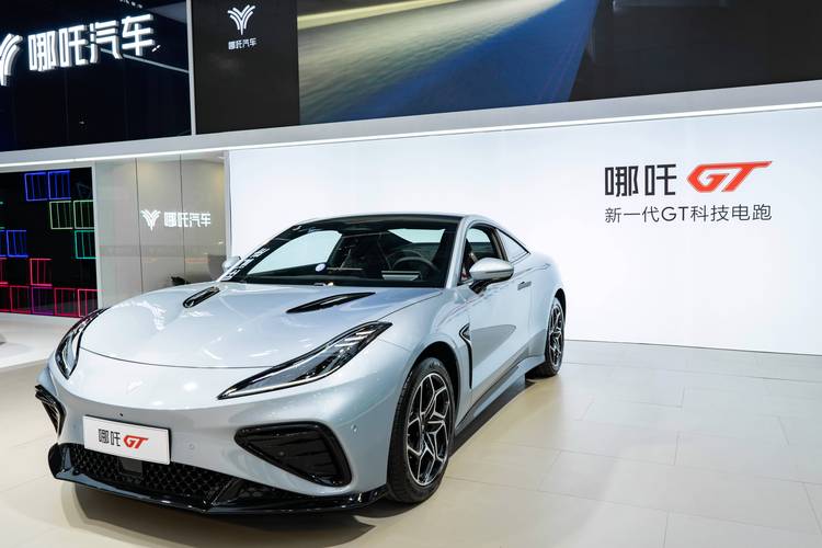 深圳124哪吒汽车在智能汽车领域的表现，领途汽车在新能源汽车市场中的影响力